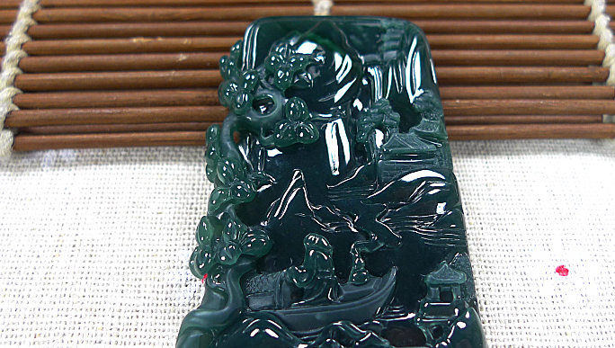 |“色差一分,价差十倍”,翡翠行业水太深,要分清正色与偏色