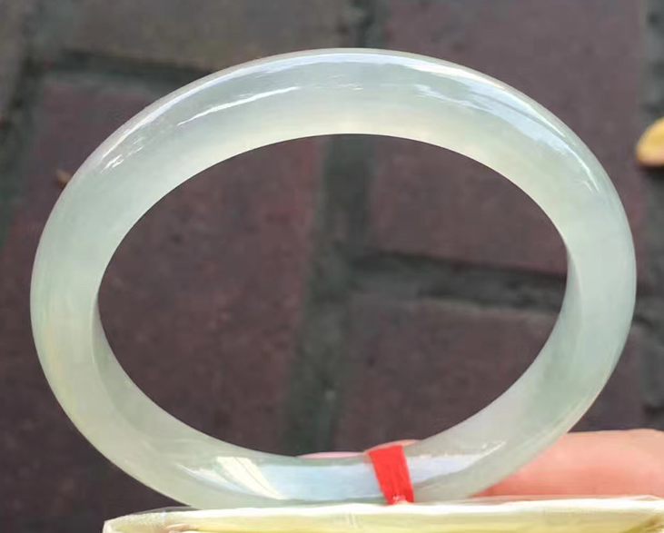 翡翠手镯|喜欢收藏翡翠的人都知道,翡翠手镯的价值最高,只因它的品质最好