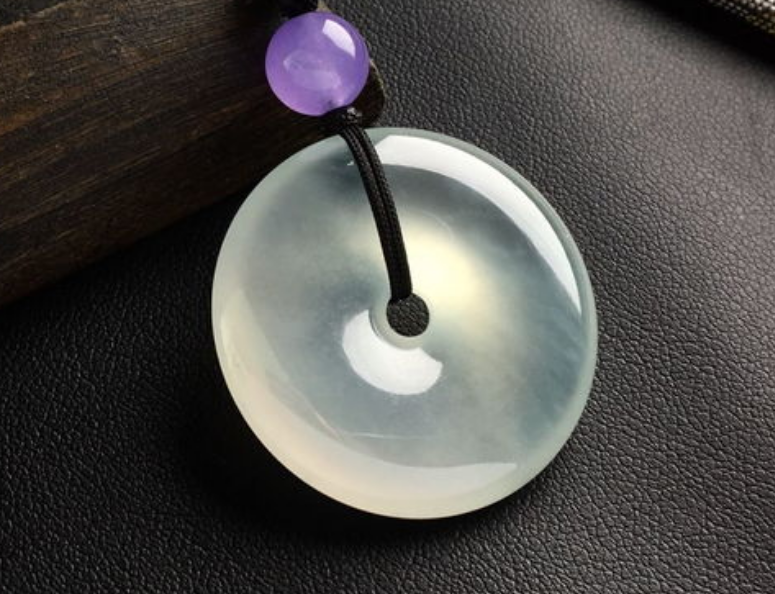 翡翠|翡翠的价格越昂贵,挂绳的颜色越暗淡吗?这样的说法并不正确