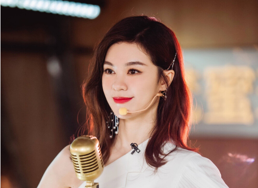 郁可唯|郁可唯:出道多年不温不火,因唱错词走红网络,救场方式让人服气
