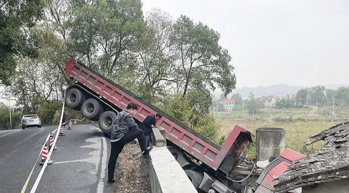 又一辆大货车“栽进”他家!5年内第4次!