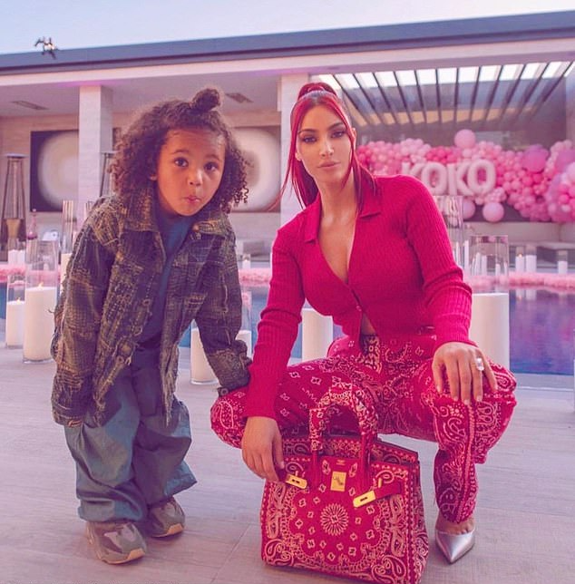 金·卡戴珊|侃爷选总统金卡戴珊首发声，海后湄拉火红造型旺夫装搭，随时登基。