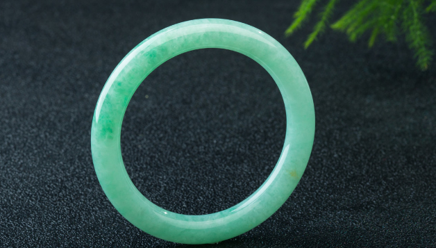 翡翠手镯|翡翠保养大全,翡翠手镯该如何保养,这几招赶快学起来