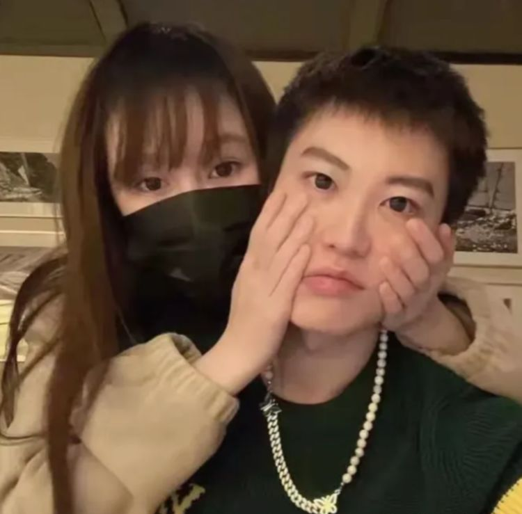 赵本山|赵本山公开对女婿表达不满，称其涂脸擦粉不阳刚，球球却力挺男友