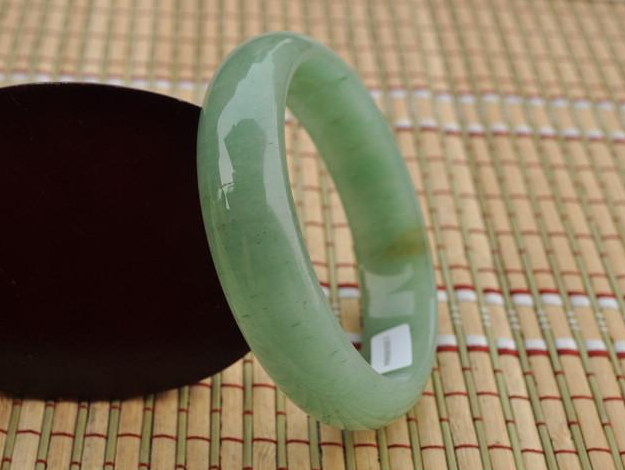 翡翠手镯|翡翠手镯平时的保养,这几点要注意,不然受到损害后悔也晚了