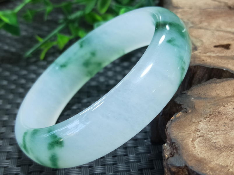 羊脂玉|同样一块翡翠,放在不一样的光线下,颜色就有很大的差别