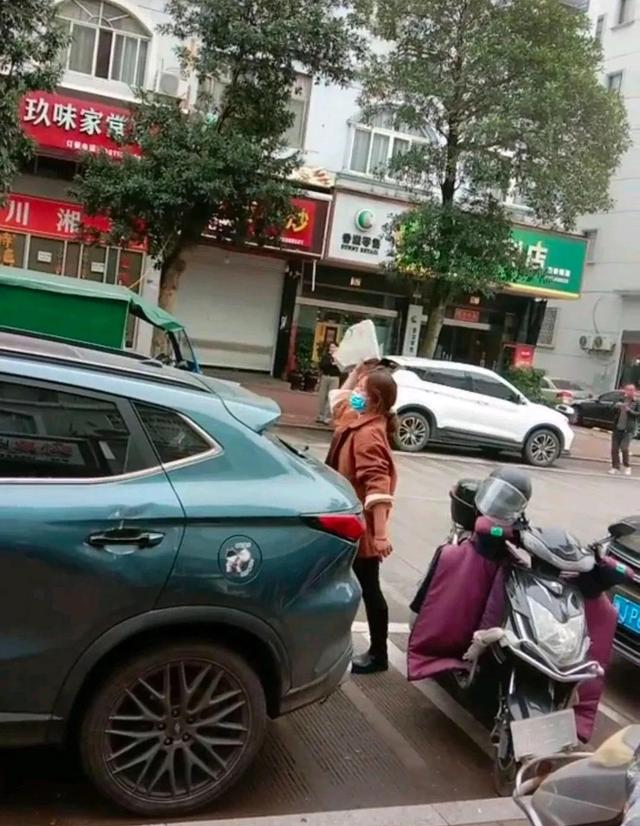 浙江:女子意外发现老公住在闺蜜家,一怒砸车:他骗我去外地学习