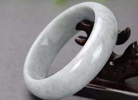 翡翠|这两种翡翠,自然光下成色不一样,一定要仔细挑选。