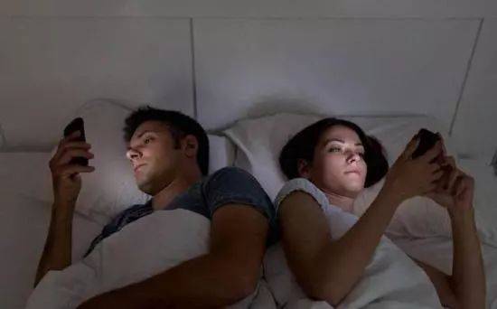 睡觉时手机放枕边有辐射？手机总不离身，要承担什么后果？