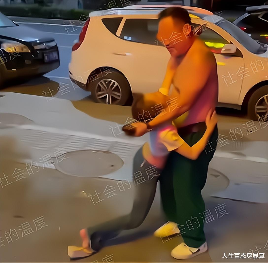 女子醉酒强行搂抱大叔,被揪住头发一顿收拾:再这样我就不客气了