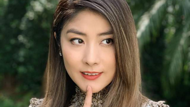 梁万年|百亿天后，出道多年零绯闻，老公追了她整整16年，一家四口很幸福