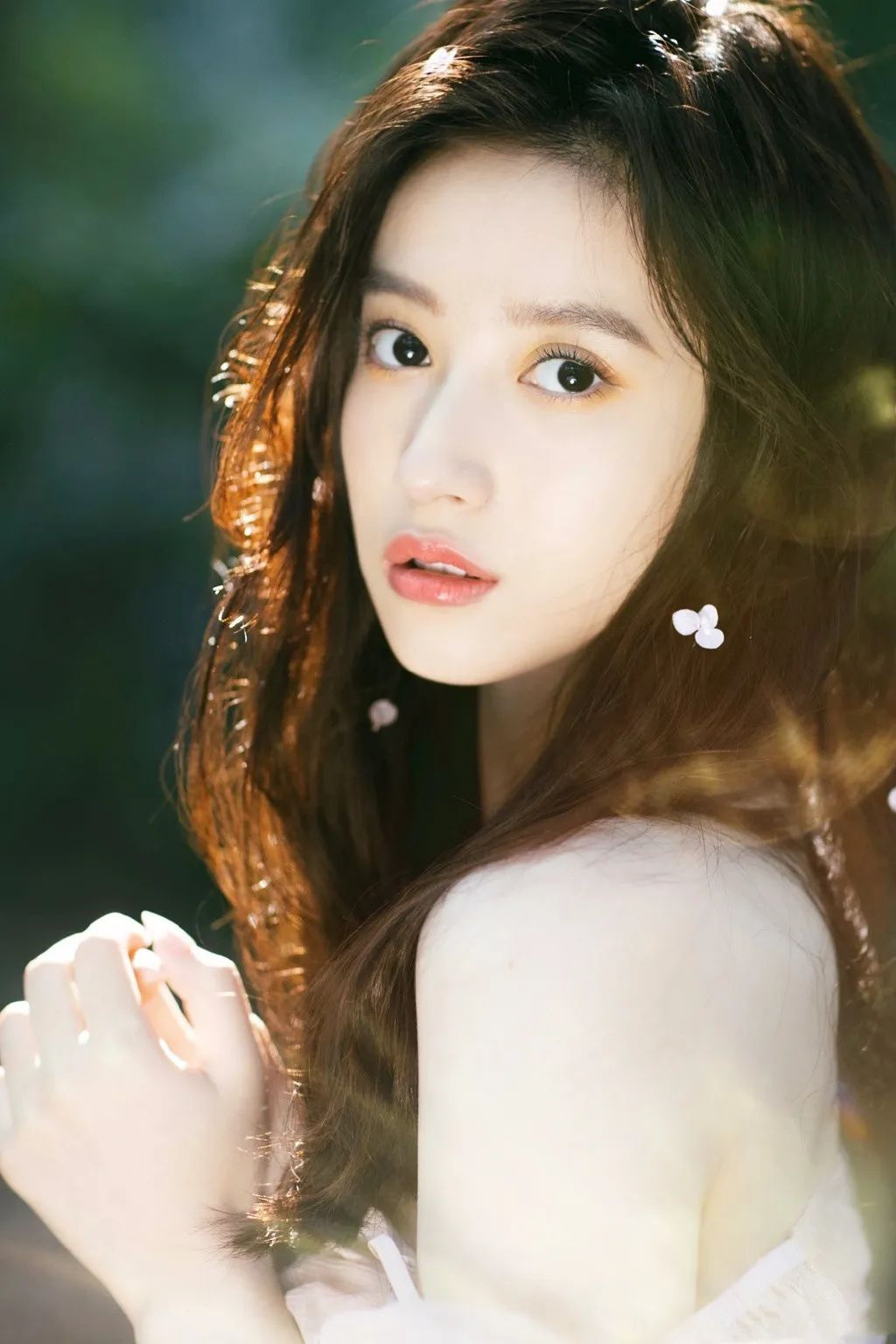 胡嘉欣|胡嘉欣,越黑越红的中戏素颜美女 _中央戏剧学院|明星素颜|娱乐