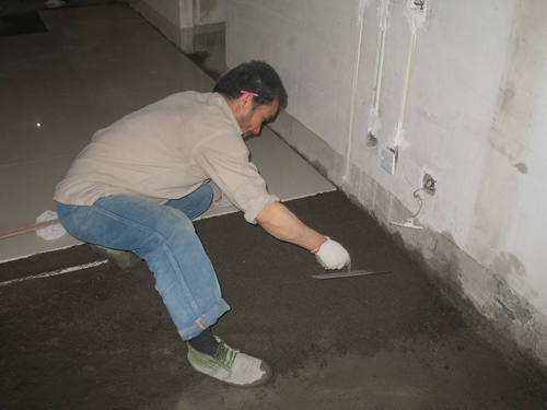 原来铺地砖还分干铺和湿铺！看完这价格和铺法，大多数人都搞错了