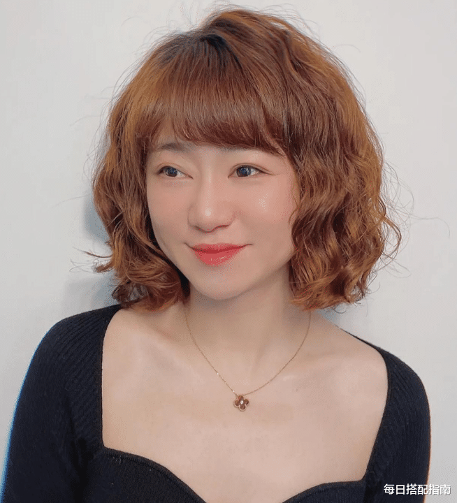 发型 放弃你的“大妈卷”吧，女人40岁后更适合这5款发型，减龄有气质