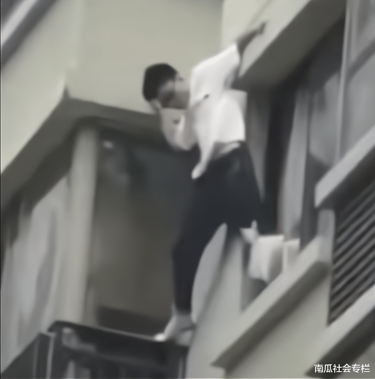 贵阳一男子从37楼徒手向下爬,画面看着都腿软,网友:老王胆真肥!