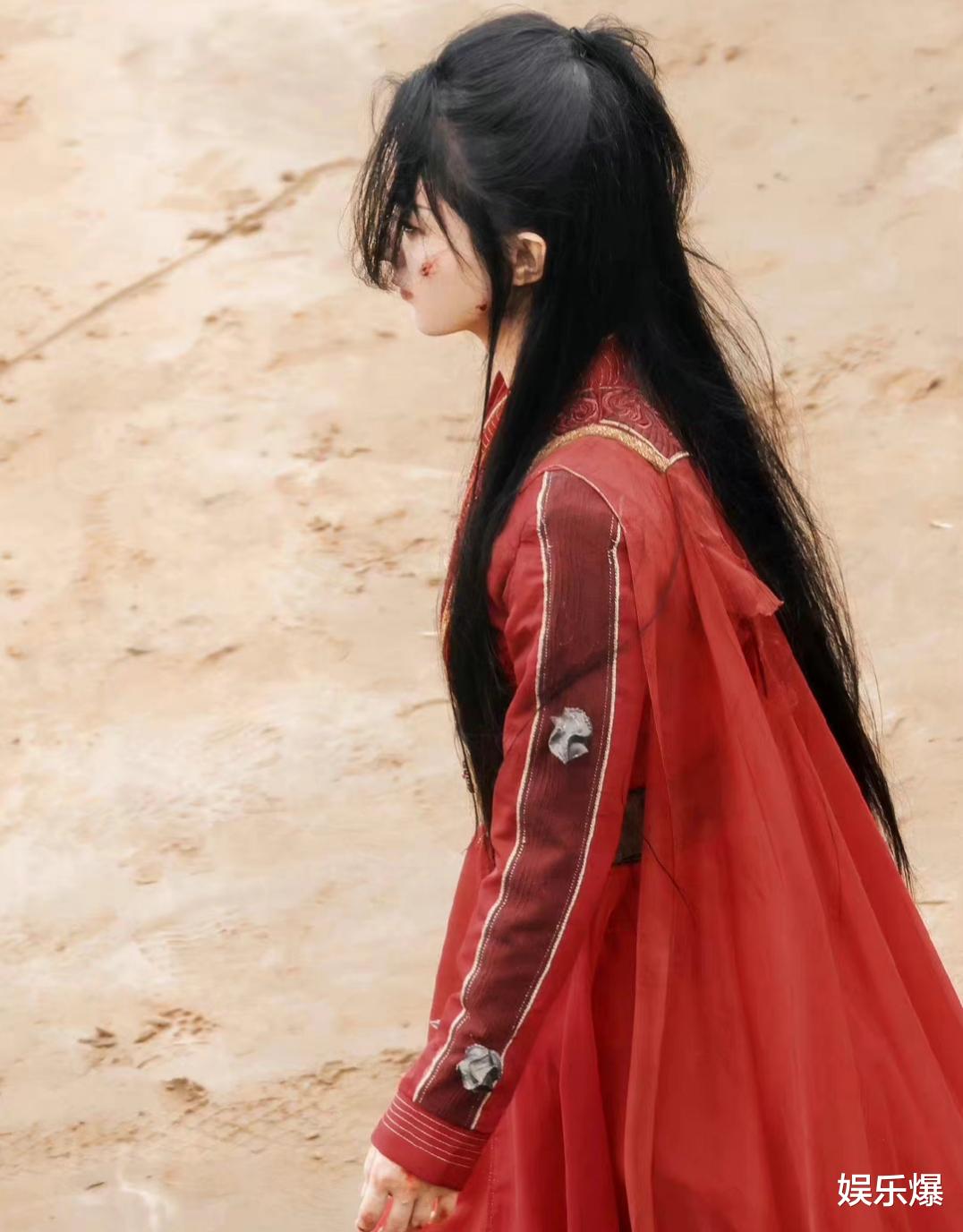 赵丽颖|赵丽颖《与凤行》红衣路透曝光，战损妆配棒棒糖，反差感获称赞