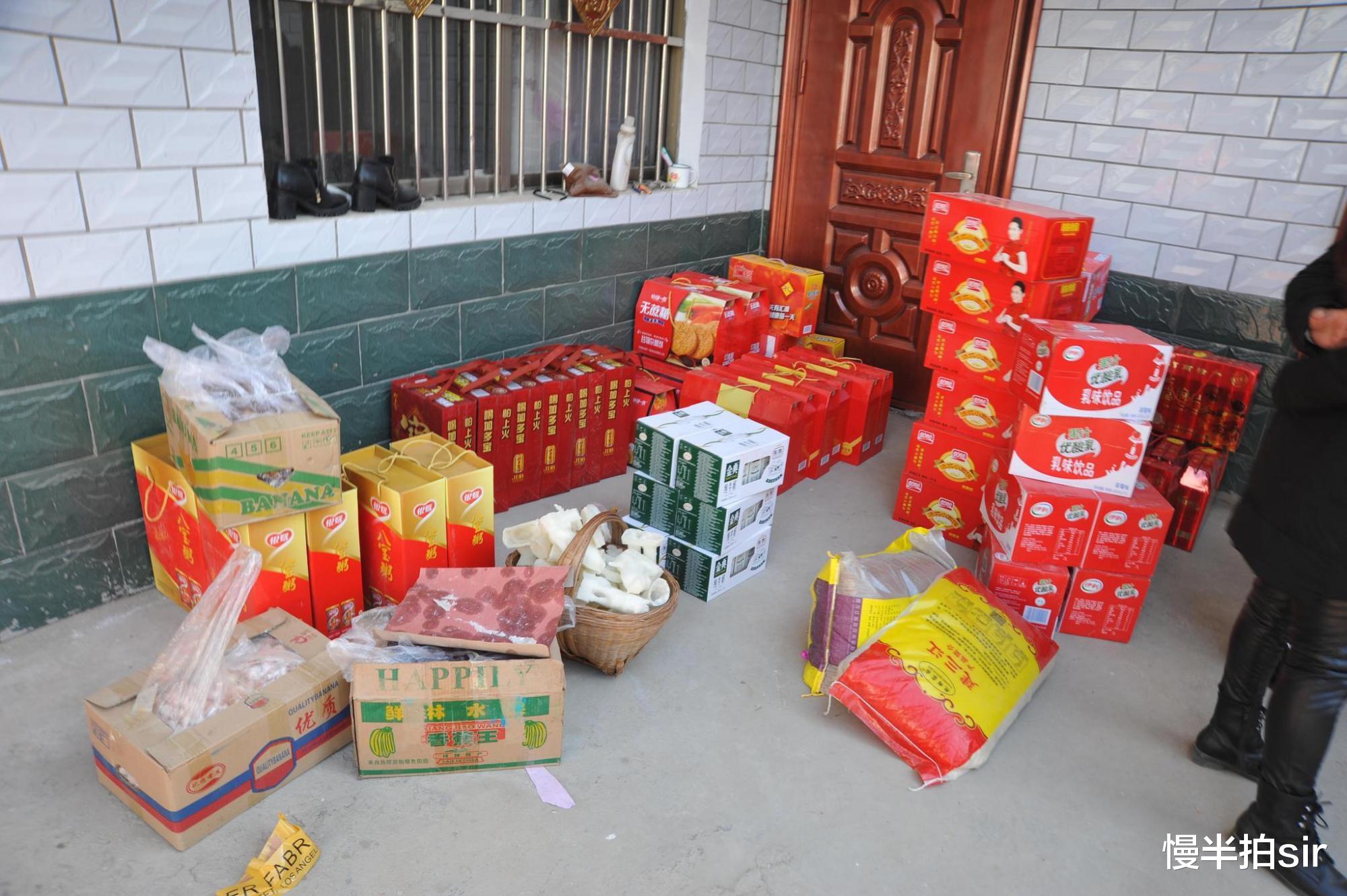 订婚宴上,男方掏出20万块银行卡,女方当场查余额,结果丢尽颜面