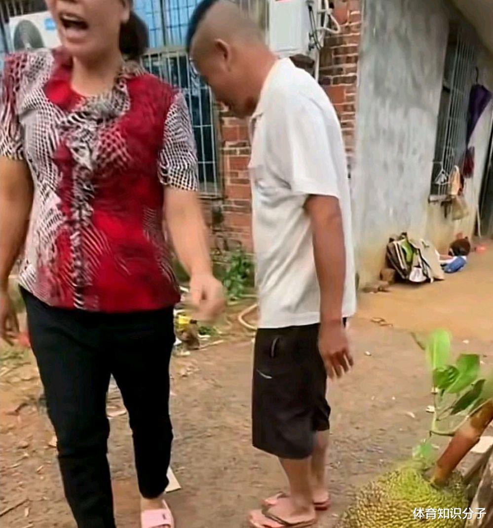 全红婵|全红婵老爸留新发型！时尚潮流酷似郭德纲，网友：要说相声吗？