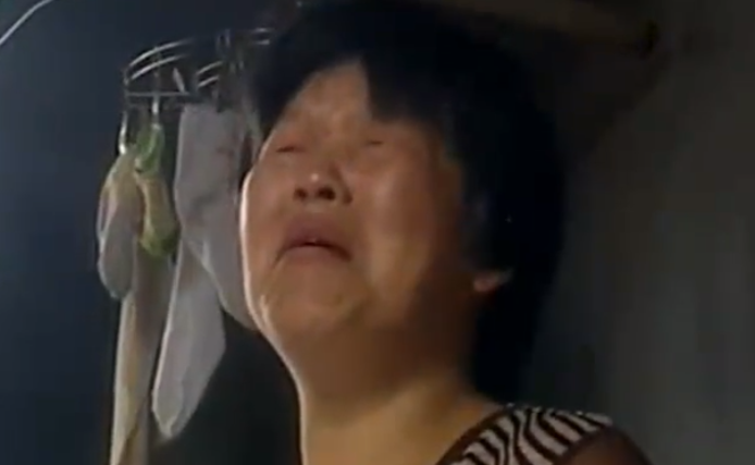 公公借儿媳300块给孩子看病,婆婆吃醋不满,逼得儿媳跳楼瘫痪