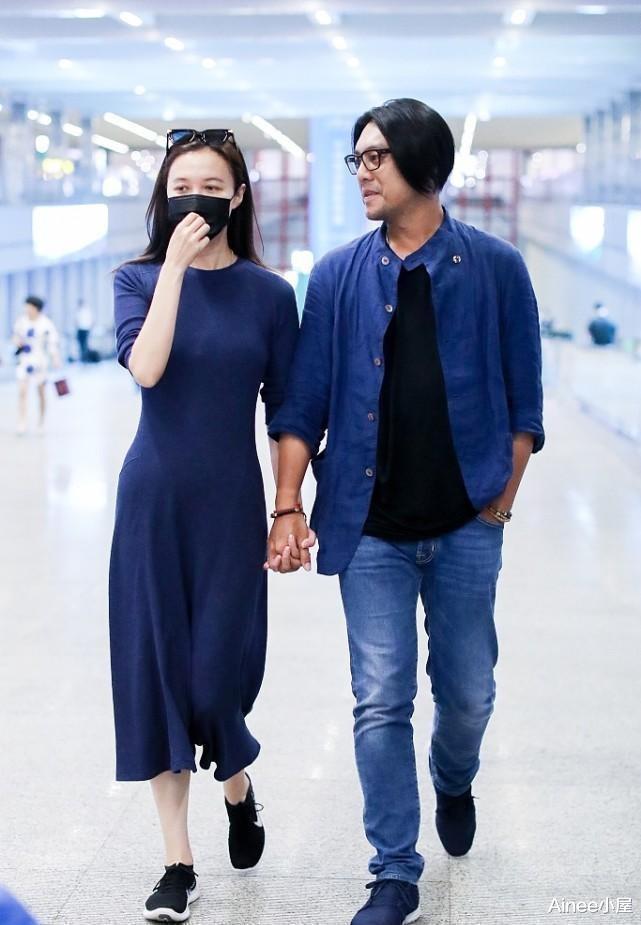 朱孝天|朱孝天妻子真不像中年人，穿V领上衣偏要露出肩膀，竹竿腿更抢镜