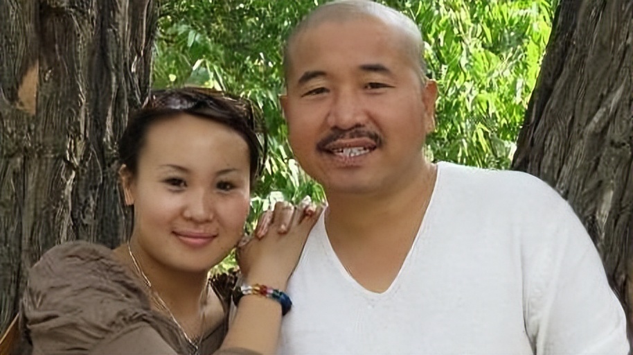 王小利|王小利：与相伴7年的发妻离婚后，转身娶小11岁李琳，他怎样了