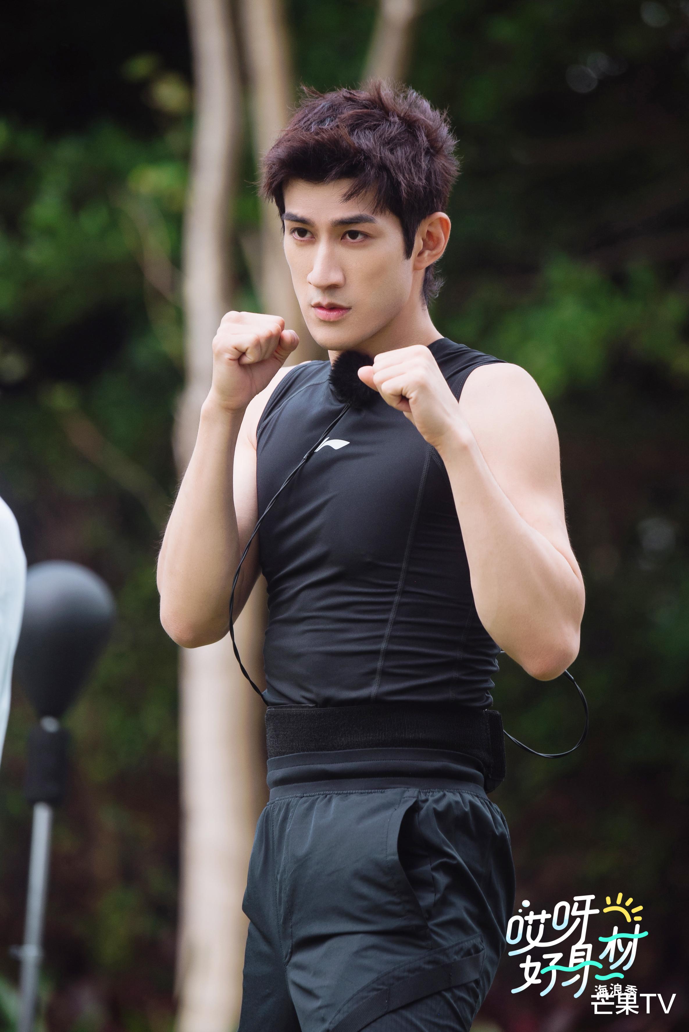 李治廷|《哎呀好身材》王子异跳格斗操笑到变形 李治廷泳池躲猫猫如鱼得水