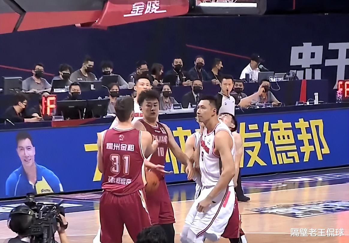 广东男篮|隔扣+技犯！浙粤二番对决精彩，广东7人轮转孤注一掷，杜锋有话说