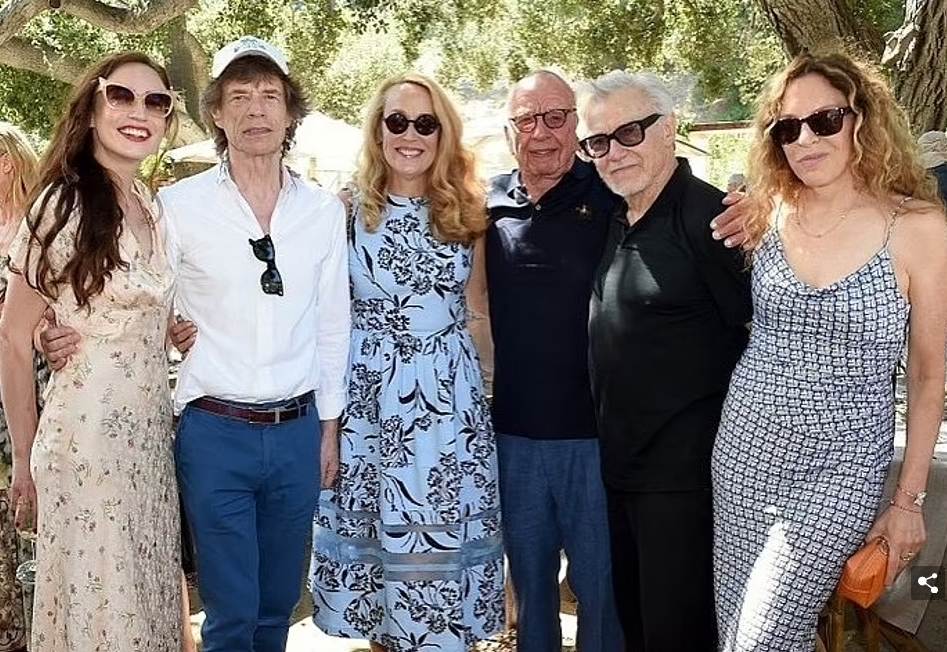 默多克|91岁默多克分家产后，瑞莉首度返回昔日爱巢，涂大红唇逗留6小时