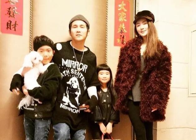 曹格|曹格离婚后判若两人,打扮时尚妆发精致,开车接女儿回千万豪宅