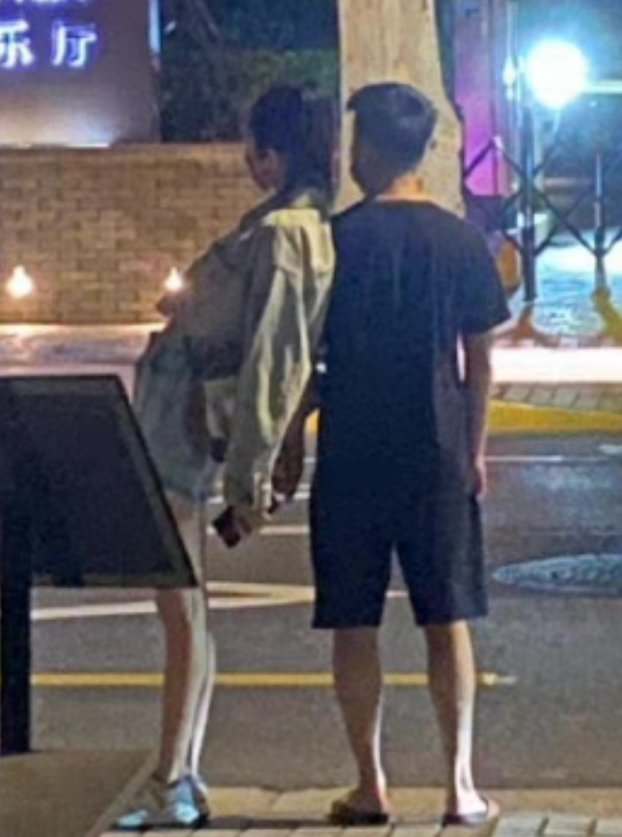 奚梦瑶|奚梦瑶何猷君深夜约会！紧紧靠在老公肩膀撒娇，穿短裤秀白嫩长腿