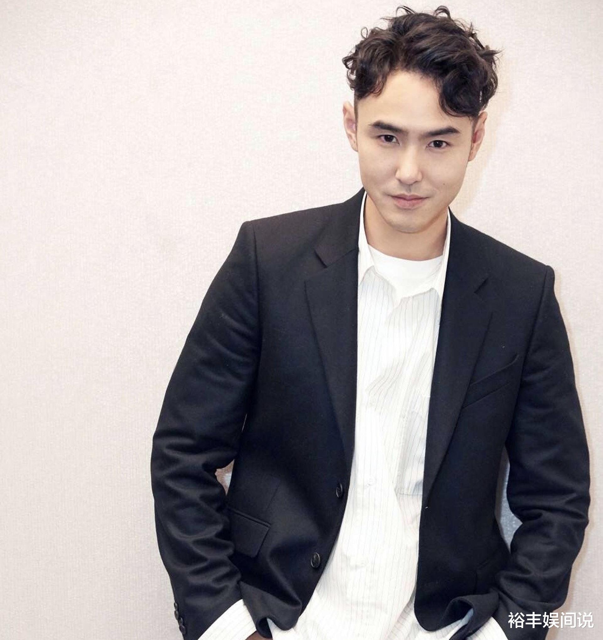 阮经天|阮经天女友近照首曝光，肤白貌美颜值高，白皙长腿不输前任许玮甯