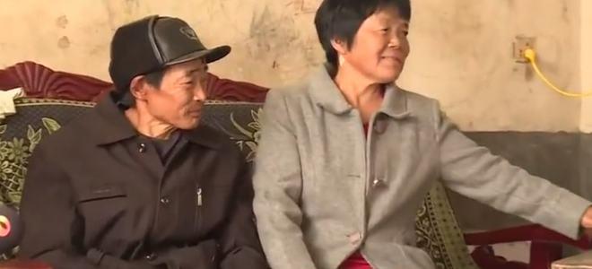 富商儿子2岁离奇失踪,32年后在山区找到,认亲会“跪食”父母恩