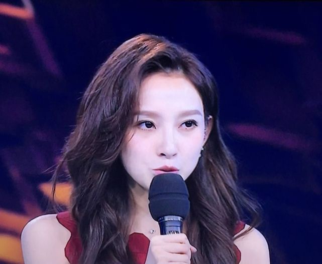马凡舒|春晚28岁女主持马凡舒：18岁参加选美泳装崩开，记错名字被骂哭？