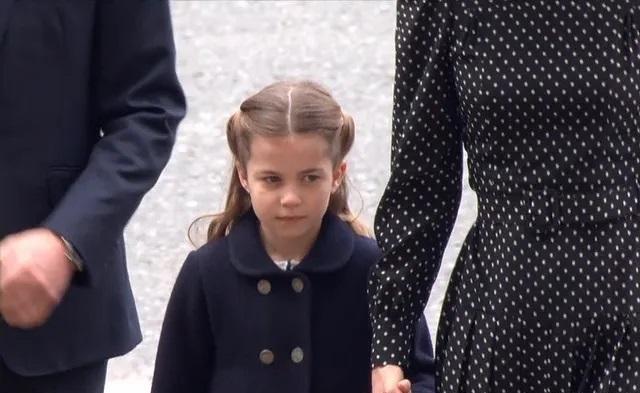 夏洛|乔治夏洛特现身曾祖父追思会,6岁公主沉稳大气,凯特的帽子亮眼