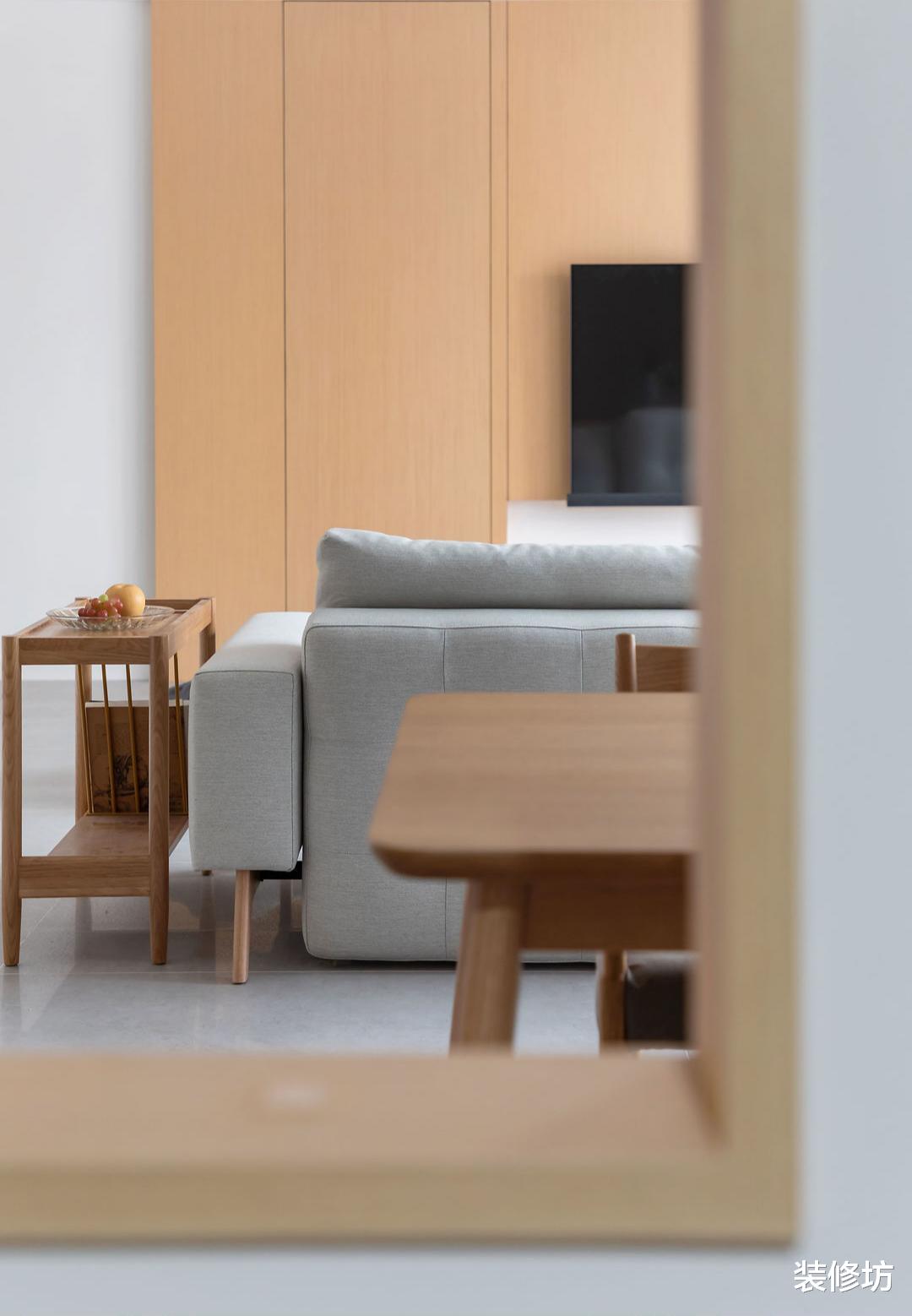 游戏设计者的家，经过改造49平的卧室里，也有了读书的空间