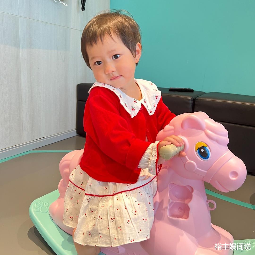 谭乔|50岁谭警官首晒父女合照！扎小辫超可爱，小21岁三婚妻子气质突出