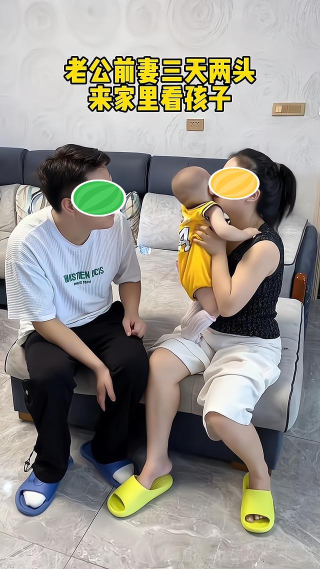 一男子的前妻来看望孩子,无视现任妻子,三人坐在沙发上有说有笑