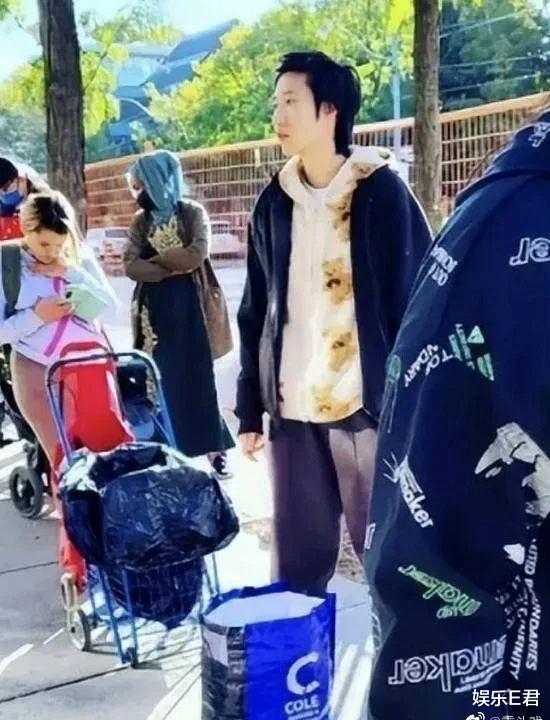 成龙|成龙23岁女儿街头领救济食品,没有爹妈照顾,她学会了自力更生