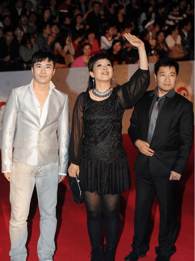 吕丽萍真是把自己当小姑娘了,齐刘海还挺显嫩,但肌肉腿抢镜了