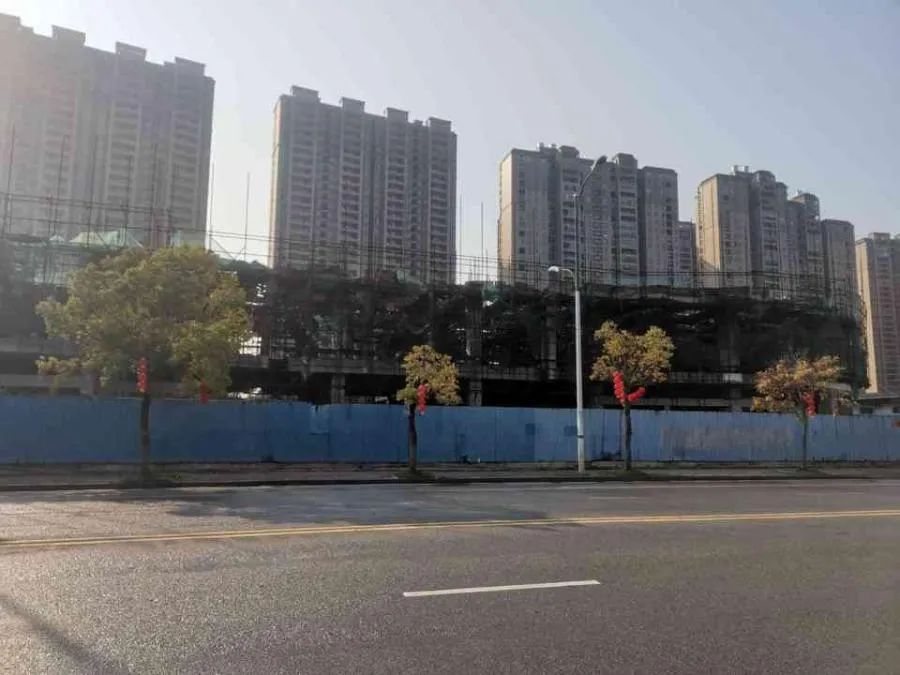 红岭火车站对出的烂尾项目即将拍卖，梧州烂尾项目或将迎来春天？