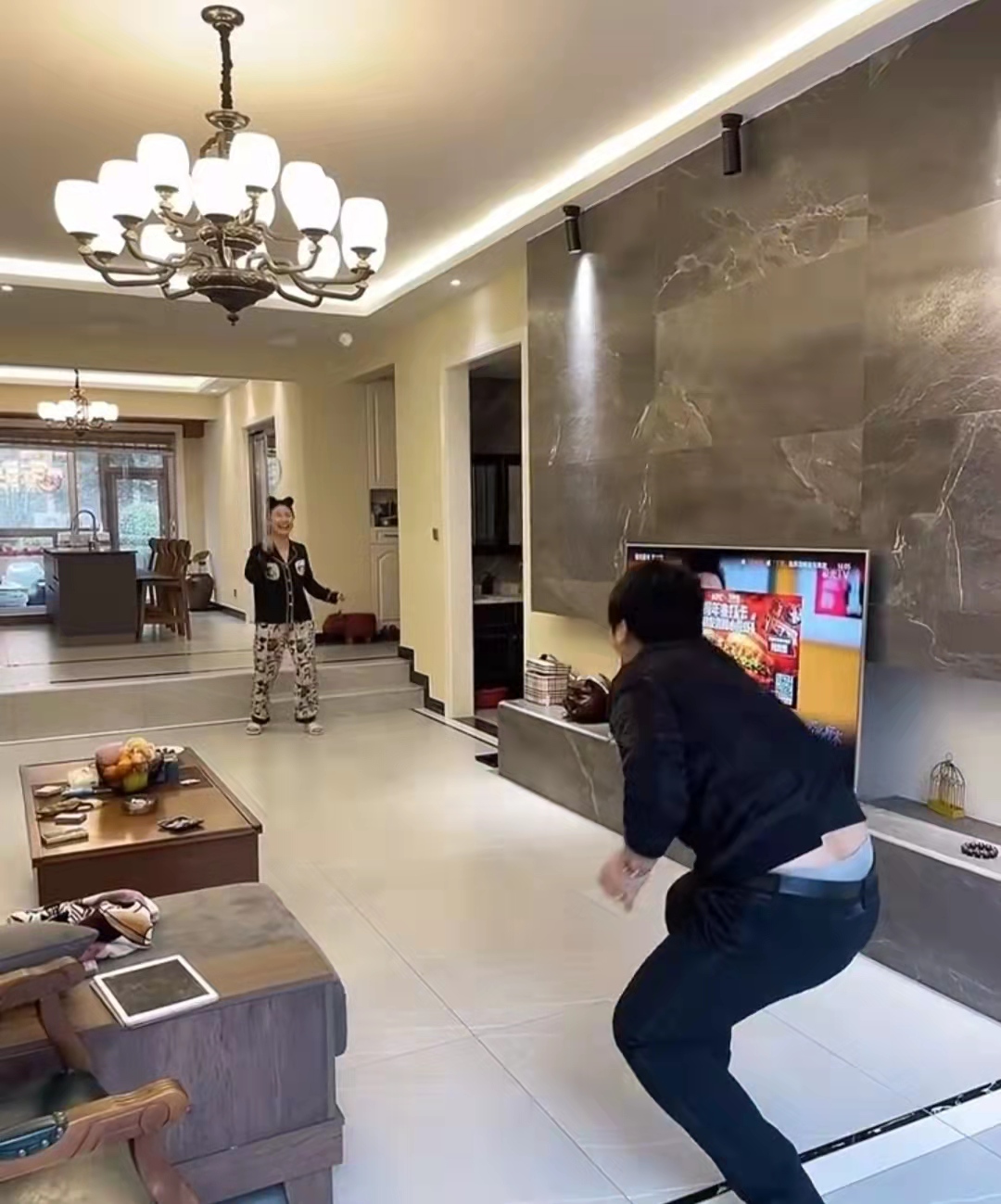 客厅|西安一对夫妻在客厅打羽毛球，两人水平不相上下，网友：房子够大