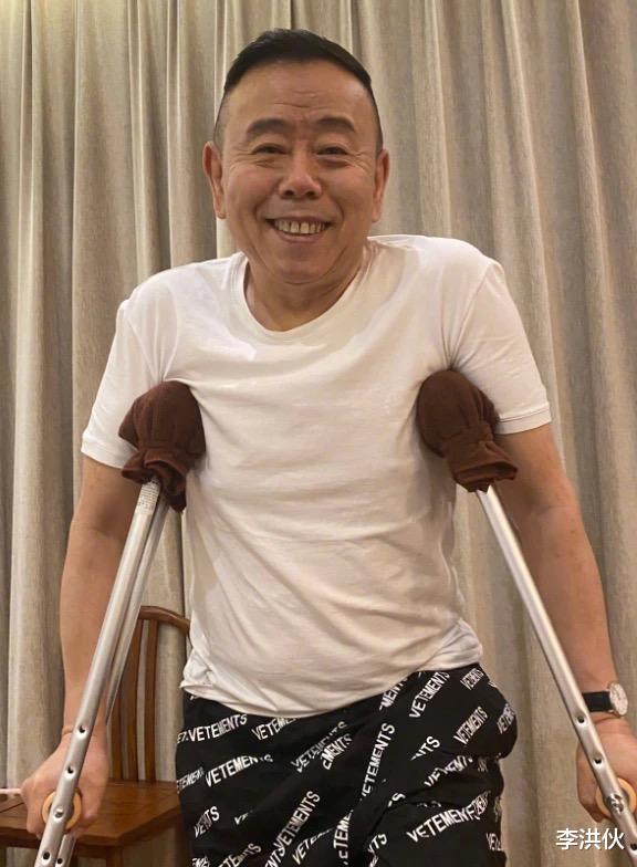 潘长江|潘长江拍段子,穿着病号服自言自语态度嚣张,装疯卖傻令人唏嘘