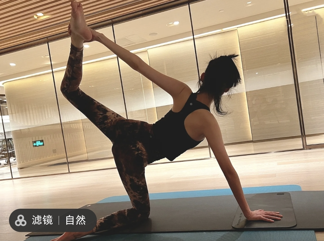 奚梦瑶|奚梦瑶晒健身照，体态优美似少女，分享与何猷君斗嘴日常尽显甜蜜