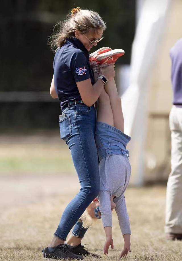 夏洛|女王曾孙女莉娜:拒绝分路易糖果,淘气不输米娅,漂亮可爱如精灵