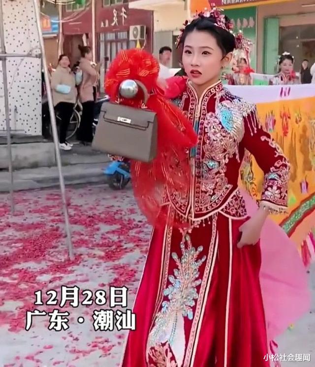 广东:15岁少女扛人杰地灵标旗迎新年,本地高颜值未婚女孩才能扛