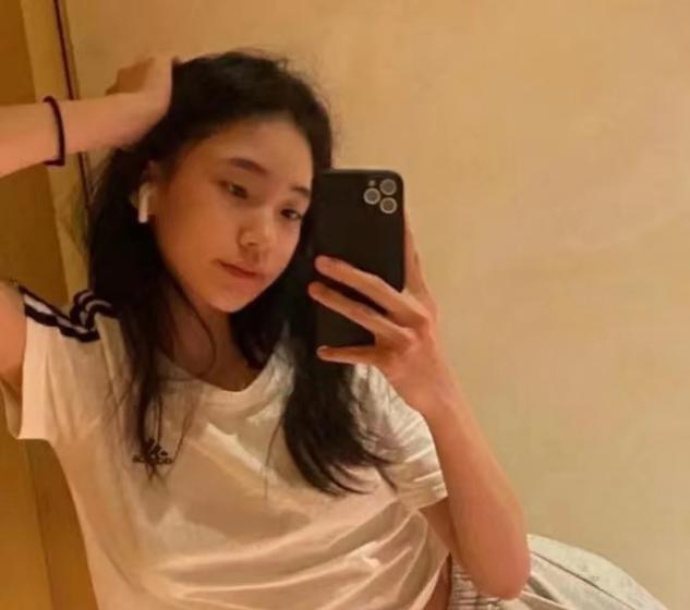 穿衣搭配 小S女儿瘦身太过,穿吊带暴露孱弱体态,眼神迷离看着太没精神