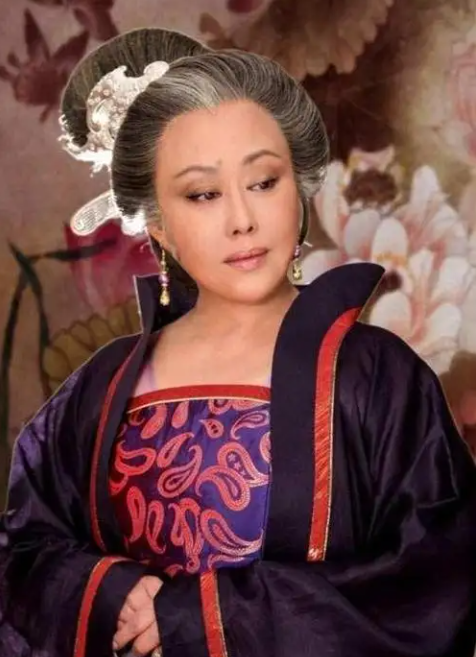 国籍|斯琴高娃放弃军人身份，把国籍改到了瑞士，国内无底线的捞金