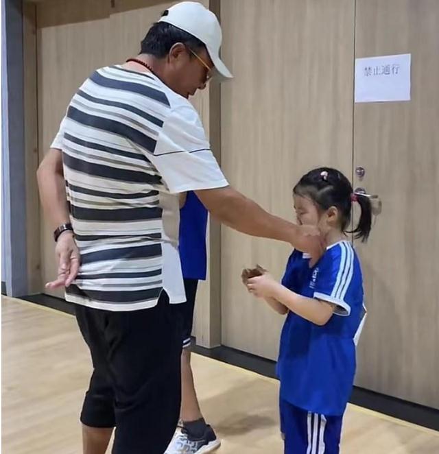 王楠|王楠女儿生病喝药,富豪老爸心疼到吃不下饭,对儿子却是咣咣两脚