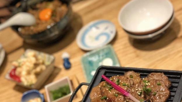 天津，女子就餐时打包了2瓶日本进口酒，花了6560元，离开后起诉饭店称酒瓶上没有中文标签，