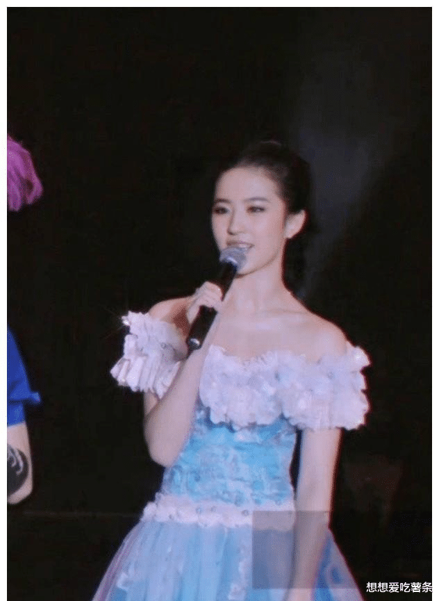 刘亦菲|刘亦菲早期舞台照曝光，没婴儿肥和双下巴，精致五官美得让人心醉